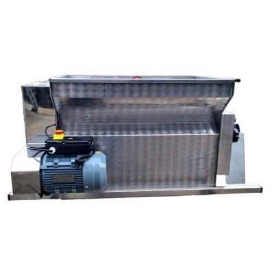 Máquina industrial metálica prateada com motor elétrico cinzento