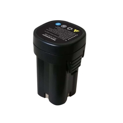 Bateria recarregável preta com texto no topo