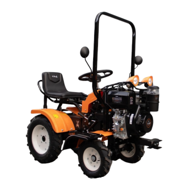 trator agrícola compacto preto e laranja com assento preto e pneus robustos