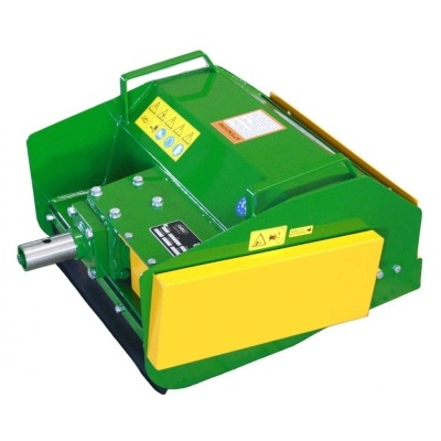 Aparelho agrícola metálico verde e amarelo com etiquetas de segurança