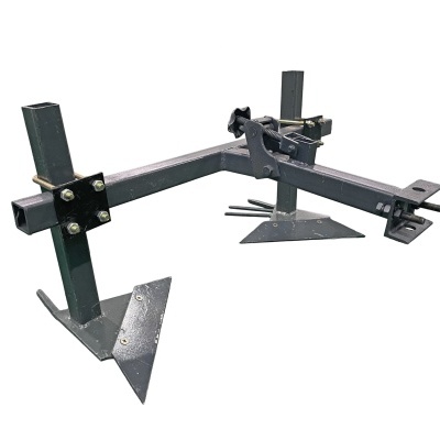 Suporte metálico cinzento escuro com bases triangulares em fundo branco