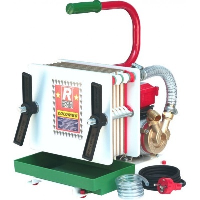 Bomba de água metálica com alça vermelha e verde, depósito verde e acessórios.