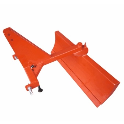 Equipamento agrícola vermelho com lâmina larga e estrutura metálica para trator