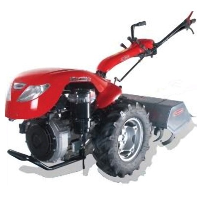 Motocultivador agrícola vermelho com pneus grandes e motor exposto