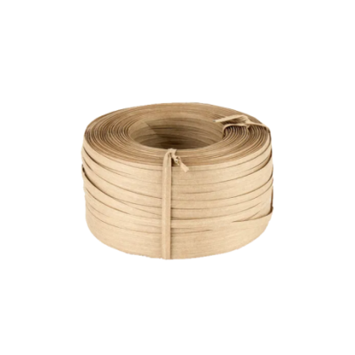 Rolo bege claro de fita ou tira enrolada sobre fundo branco