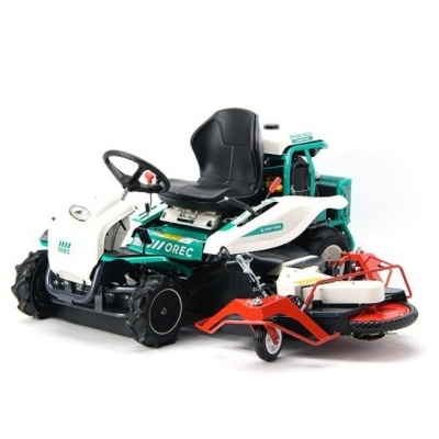 Trator de relva OREC branco e verde com banco preto e acessórios vermelhos