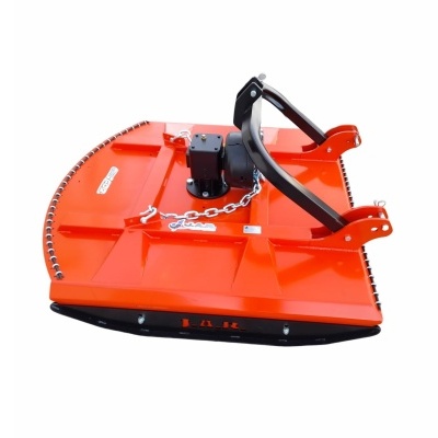 Equipamento agrícola metálico laranja e preto com corrente e rótulos brancos