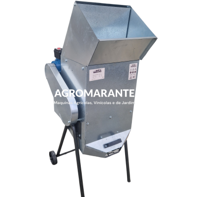 Máquina agrícola metálica galvanizada cinzenta em suporte preto com rodas e etiquetas de segurança