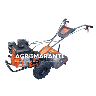 Motoenxada agrícola laranja e preta com motor exposto e pneus grandes