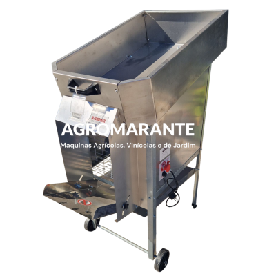 Máquina agrícola metálica com rodas e controles em fundo branco