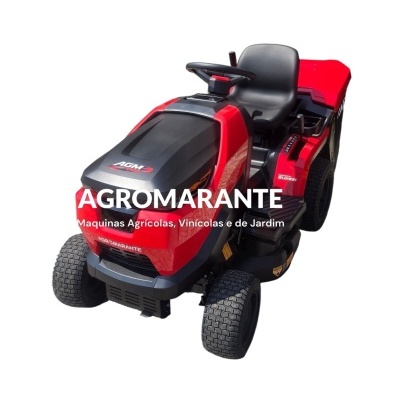 Trator de relva vermelho e preto AGM PRO com assento e volante preto.