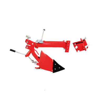 Arado agrícola metálico vermelho com lâmina preta isolado em fundo branco