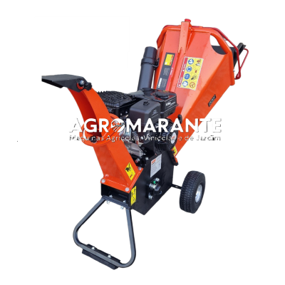 Triturador de galhos agrícola laranja com motor a gasolina preto e duas rodas