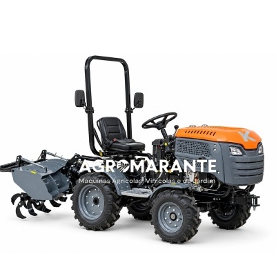 Trator agrícola cinza e laranja com implemento e assento preto