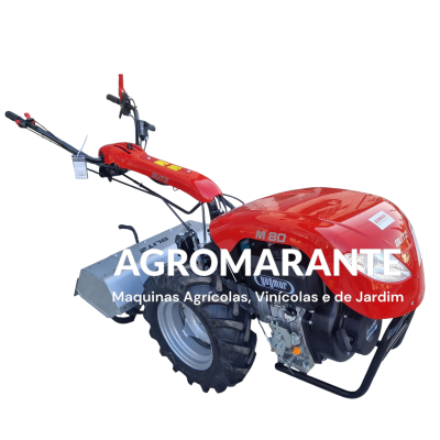 Motocultivador vermelho modelo M 80 da marca BLITZ com pneus pretos e alças de comando pretas