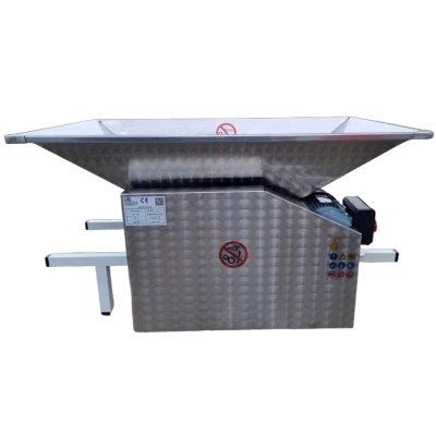 Máquina de metal prateado com textura circular e alavancas brancas