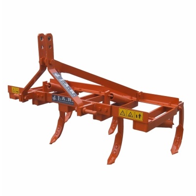 Arado agrícola laranja com cinco dentes e sinais amarelos