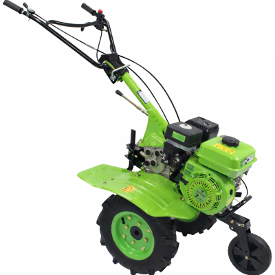 Motoenxada motorizada verde com motor a gasolina e rodas robustas