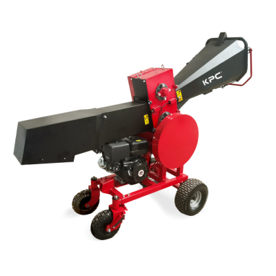 Triturador de biomassa KPC vermelho e preto com motor e rodas