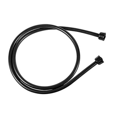 Cabo flexível preto com conectores em ambas as extremidades sobre fundo branco