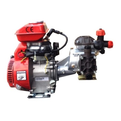 Motor com caixa metálica e tampa vermelha ligado a uma bomba