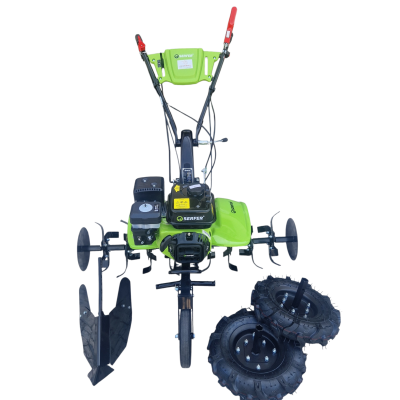 Motoenxada verde e preta SERFER com motor e acessórios isolada em fundo branco