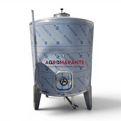 Tanque industrial em aço inoxidável com manípulo e válvulas e texto AGROMARANTE