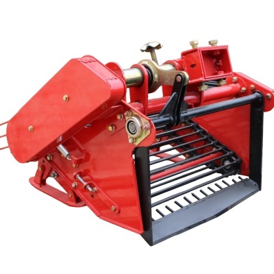 Equipamento agrícola metálico vermelho com barras pretas e componentes prateados