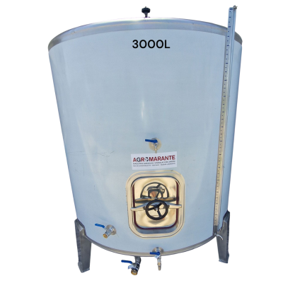 Tanque metálico prateado com capacidade de 3000 litros e torneiras azuis