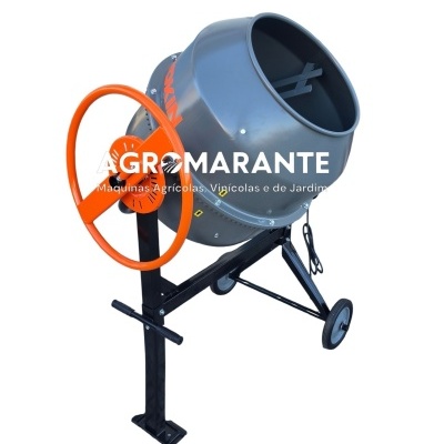 Betoneira cinza com roda laranja e estrutura preta