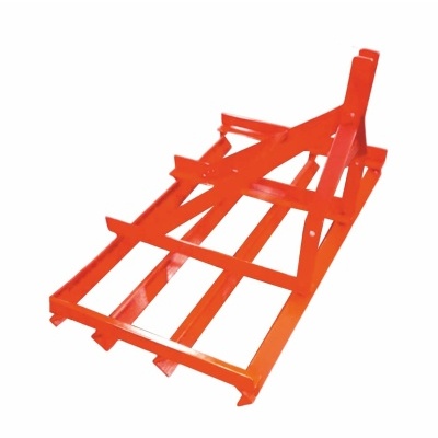 Estrutura metálica vermelha com barras retangulares e triangulares