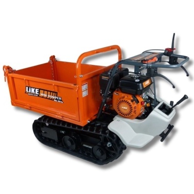 Mini dumper LIKE laranja com motor a gasolina e caçamba metálica em fundo branco.