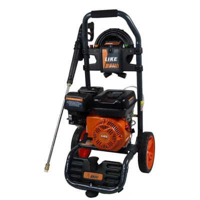 Lavadora de alta pressão preta e laranja com rodas e pistola de pulverização.