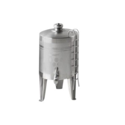 Depósito metálico prateado com torneira e escada decorativa