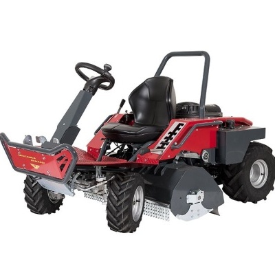 Trator cortador de relva vermelho e preto com assento preto e volante preto