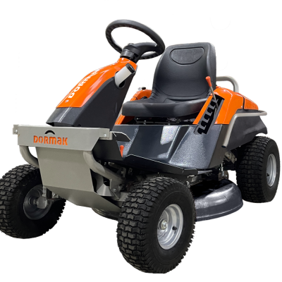 Trator corta-relva motorizado laranja e preto com assento e pneus largos