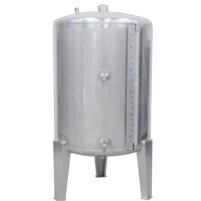 Tanque metálico cilíndrico prateado com suporte e visor lateral para medição