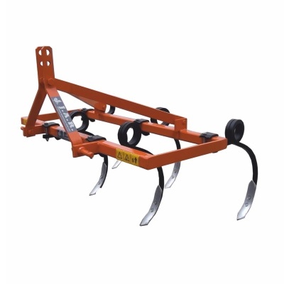Grade agrícola metálica laranja com dentes curvos e estrutura retangular