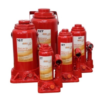 Macacos hidráulicos vermelhos com diferentes capacidades, etiquetados com BRIL MACACO HIDRÁULICO