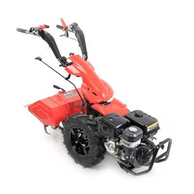 Motoenxada vermelha com motor preto e pneus grandes