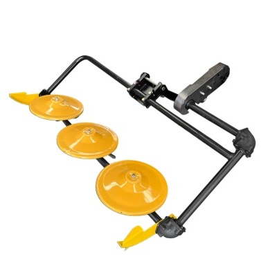 Aparelho agrícola com três discos amarelos em estrutura preta.