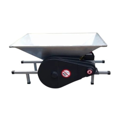 Carro de mão metálico cinza com estrutura preta e etiquetas de aviso