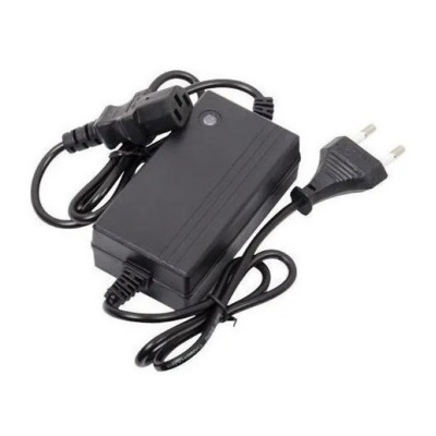 Transformador de corrente elétrica preto com cabo e plugue europeu