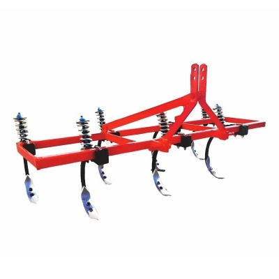 Enxada agrícola vermelha com molas e lâminas metálicas