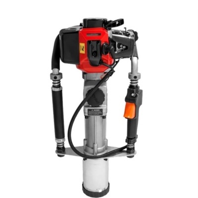 Máquina de perfuração vibratória com estrutura metálica prata e vermelha com pegas pretas e alavanca laranja