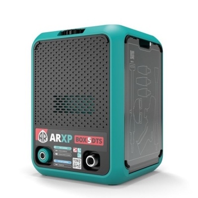 Unidade compacta ARXP BOX 5 DTS azul e preta com painel perfurado e conectores