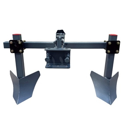 Ferramenta agrícola metálica com duas lâminas, estrutura cinza com parafusos