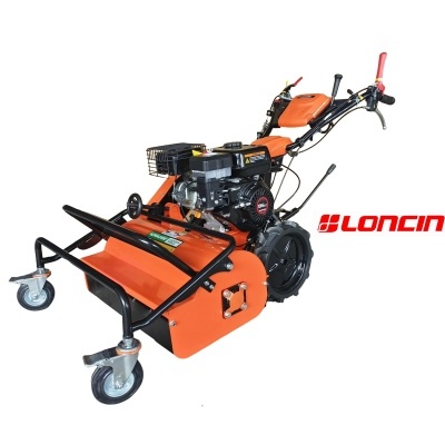 Motoenxada preta e laranja com motor a gasolina e rodas metálicas, em fundo branco