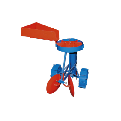 Máquina agrícola pequena azul e vermelha com discos e rodas largas