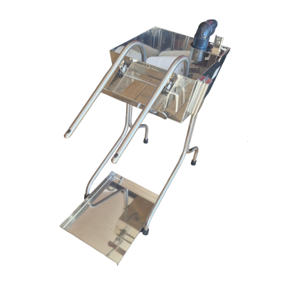 Carrinho transportador metálico prateado com motor elétrico preto